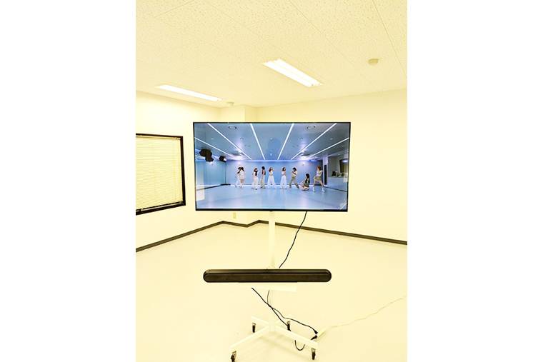 モニターで動画を確認しながら